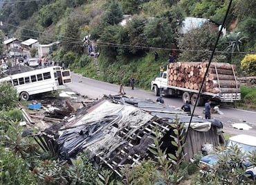 Mueren 10 personas en accidente de autobús en Michoacán