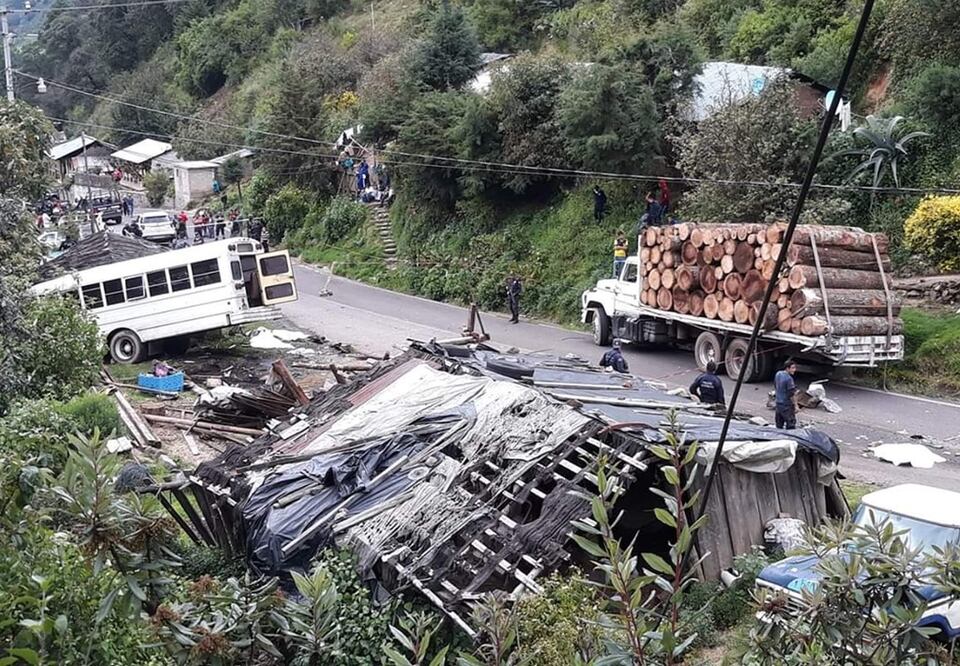 Los primeros reportes confirmaron que en el lugar ocho personas habían perdido la vida; más tarde indicaron que dos víctimas murieron durante el traslado a un hospital. Foto: Especial
