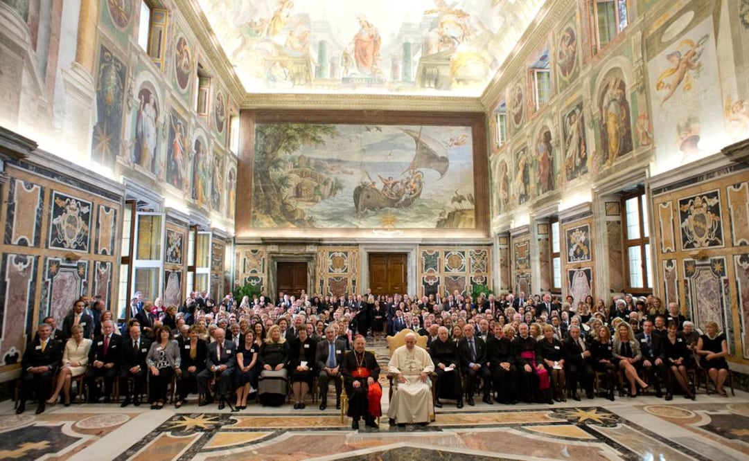 El papa Francisco, de blanco al frente, posa con los Patrocinadores del Arte de los Museos Vaticanos. FOTO: L'Osservatore Romano vía AP.