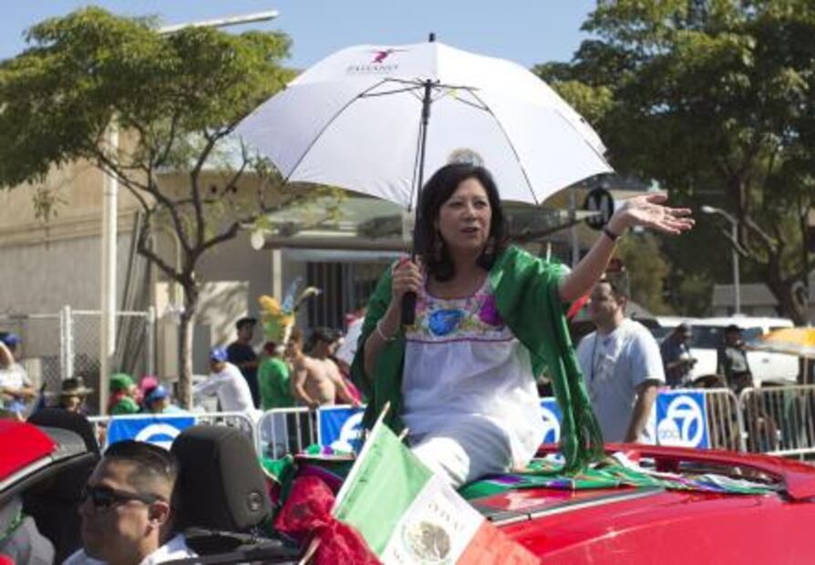Llaman en desfile de Los Ángeles a sentirse orgullosos de ser mexicanos