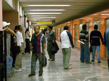 Muere hombre en el Metro; pensaron que dormía