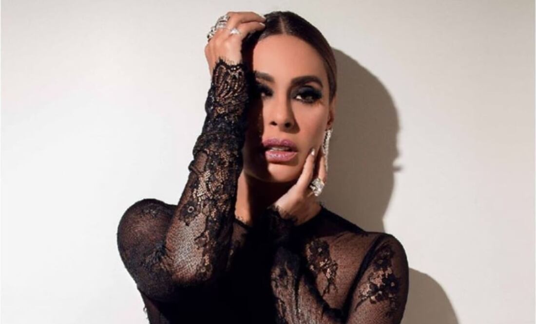 La actriz y conductora lució un escote de espalda que dejó poco a la imaginación. Foto: Instagram