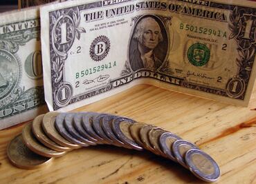 Peso cierra en su mejor nivel en casi cuatro meses