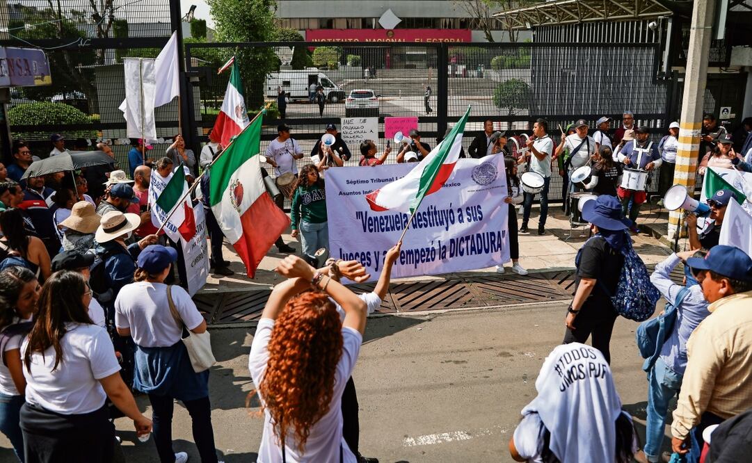 Los trabajadores del Poder Judicial de la Federación inconformes arribaron a las instalaciones del órgano electoral previo al acto cívico y bloquearon los accesos. Foto: Especial