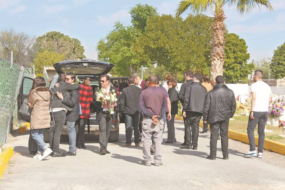 El cuerpo de la maestra Mary fue sepultado ayer en el panteón Jardines Eternos, en Gómez Palacio, Durango. Fotos: Francisco Rodríguez