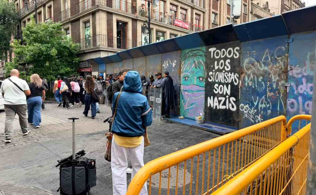 Debido a los trabajos que se realizan en lo que será el FIFA Fan Fest, policías mantienen una entrada limitada al Zócalo. Foto: Arturo Ordaz Díaz / EL UNIVERSAL