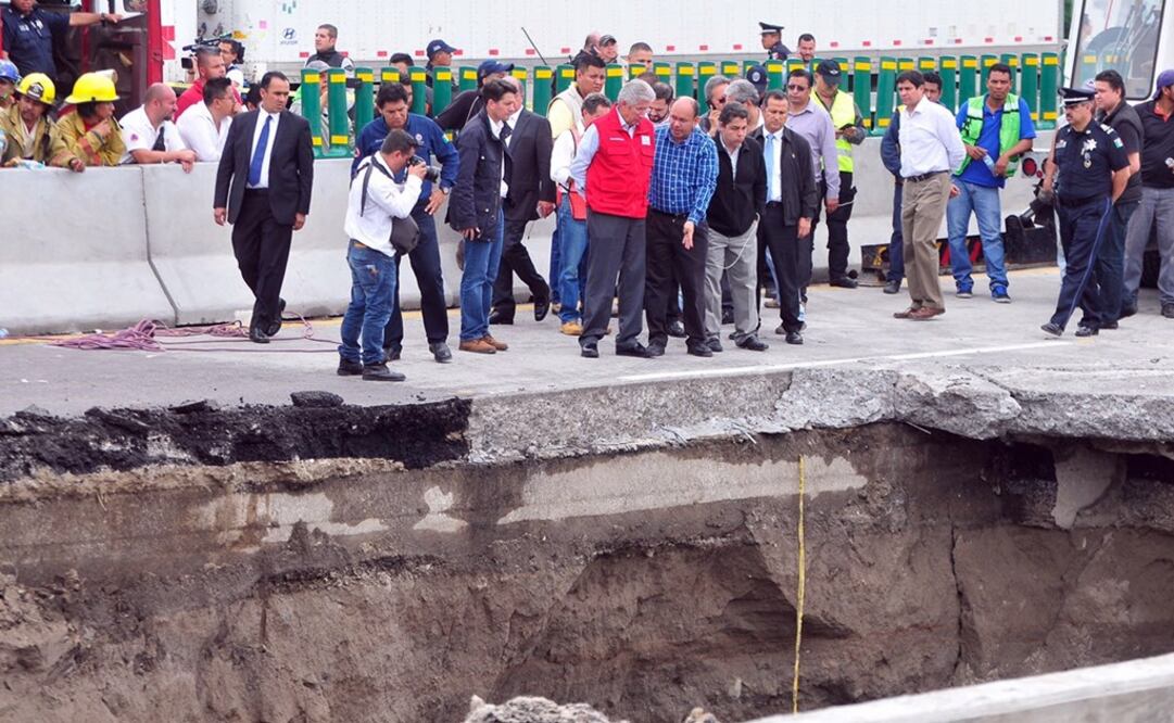 El propio titular de la SCT, Gerardo Ruiz Esparza, visitó el área del hundimiento. /Tony Rivera - EL UNIVERSAL