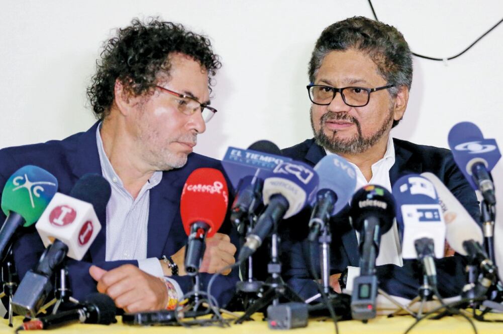 Pastor Alape e Iván Márquez, de las FARC, en rueda de prensa, ayer en Bogotá (LEONARDO MUÑOZ. EFE)