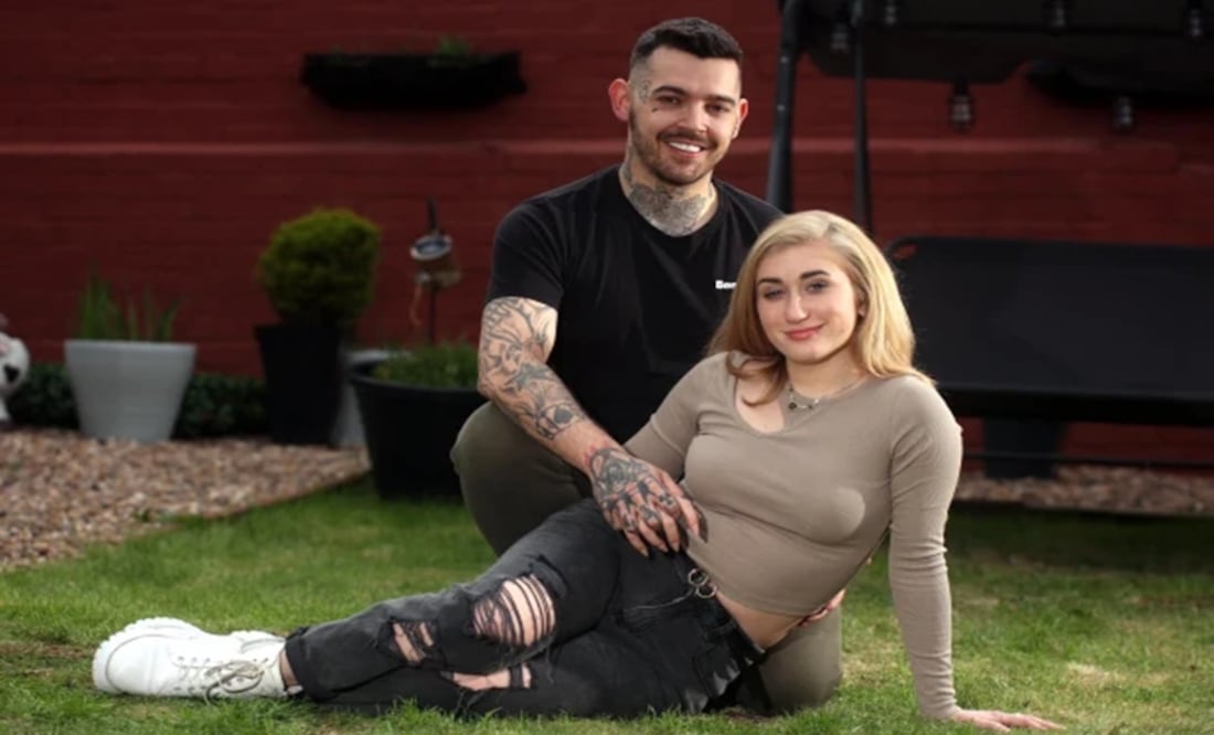 Tony Garnett, de 29 años, junto a su nueva pareja, Sofiia Karkadym, de 22. Foto: NB PRESS LTD