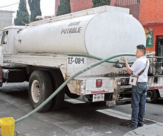 Con pipas, alcaldías afrontan corte de agua
