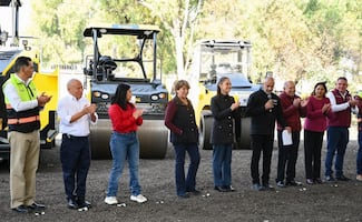 Sheinbaum entrega 10 trenes de pavimentación en oriente del Edomex; “ahora se da bienestar, antes se robaban los recursos”, dice