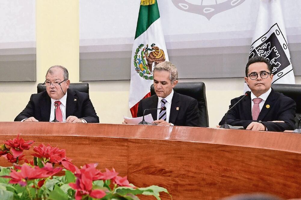 El magistrado Édgar Elías Azar; el jefe de gobierno capitalino, Miguel Ángel Mancera; y el presidente de la Comisión de Gobierno de la Asamblea Legislativa, Leonel Luna, anunciaron las acciones para enfrentar el gasolinazo. (TSJ- CDMX)