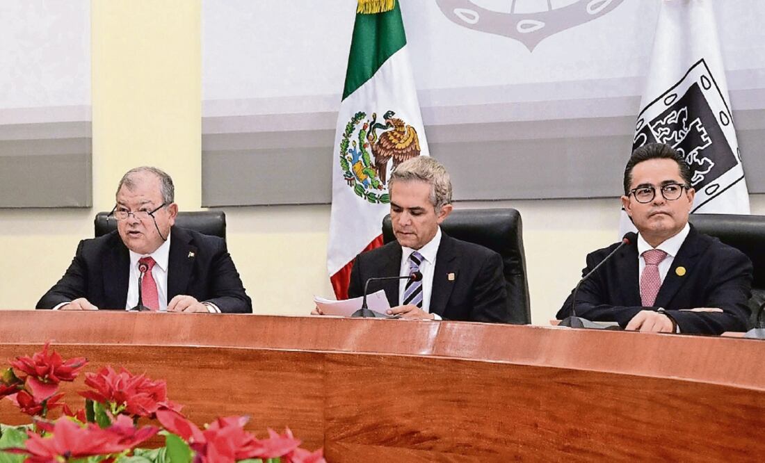 El magistrado Édgar Elías Azar; el jefe de gobierno capitalino, Miguel Ángel Mancera; y el presidente de la Comisión de Gobierno de la Asamblea Legislativa, Leonel Luna, anunciaron las acciones para enfrentar el gasolinazo. (TSJ- CDMX)