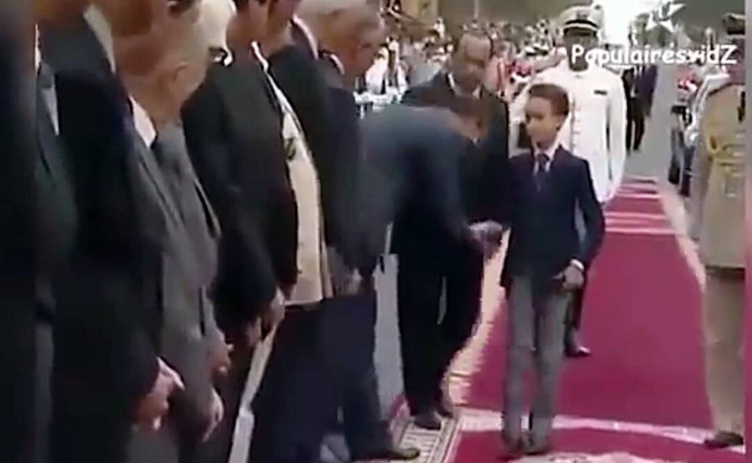 Con desdén, joven Príncipe rechaza la tradición del beso en la mano