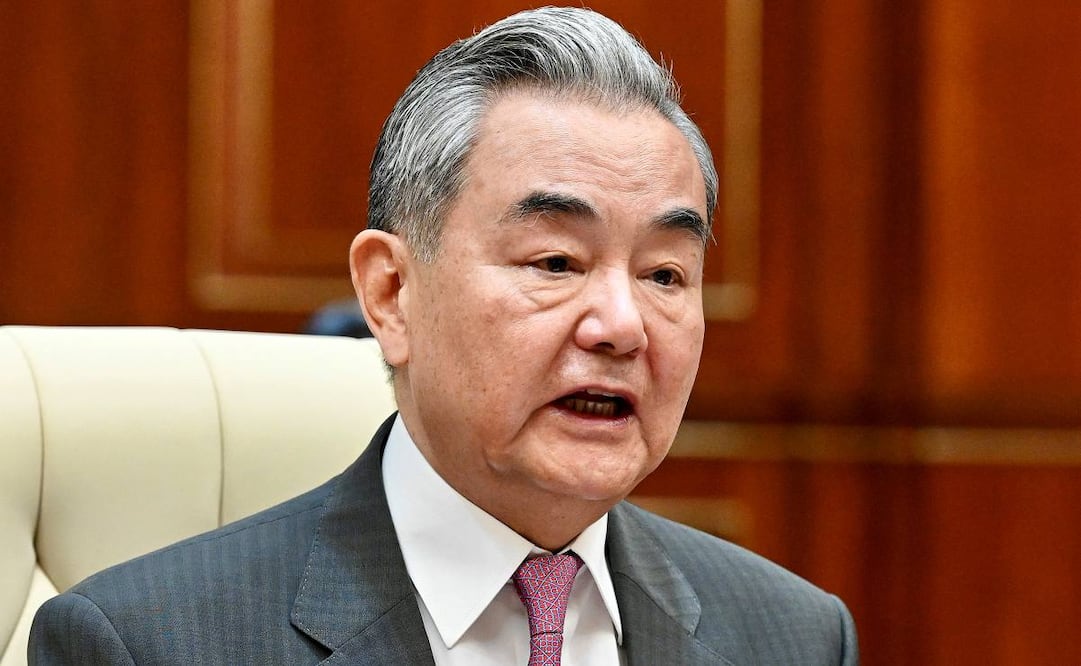 Una fotografía facilitada por la Agencia de Prensa de Kampuchea (AKP) muestra al Ministro de Asuntos Exteriores chino, Wang Yi, asistiendo a una reunión en el Senado en Phnom Penh, Camboya, el 23 de abril de 2026. Camboya y China celebrarán su primer Diálogo Estratégico '2+2' en Phnom Penh, reuniendo a los ministros de Asuntos Exteriores y de Defensa de ambos países para debatir la coordinación estratégica, la confianza política y la cooperación en materia de seguridad. Foto: EFE