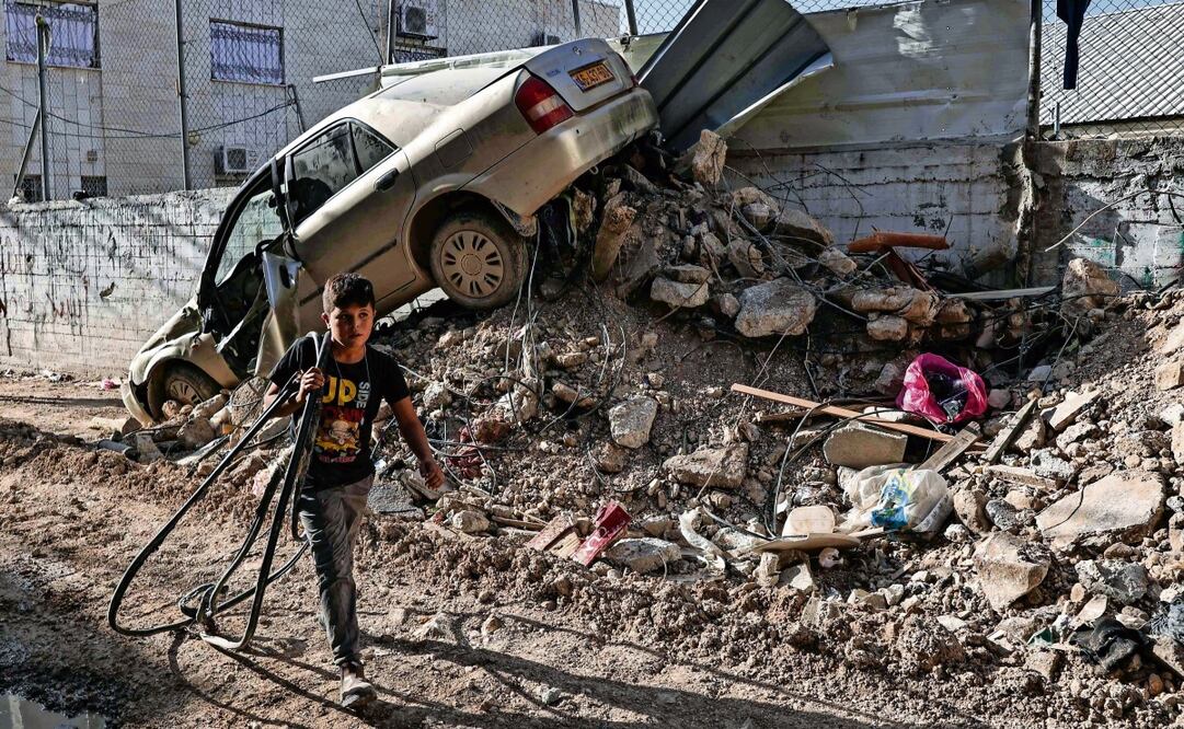 Un niño palestino, en medio de la devastación tras una incursión del ejército israelí en Tulkarem, en el norte de la Cisjordania ocupada. Foto: Zain Jaafar | AFP