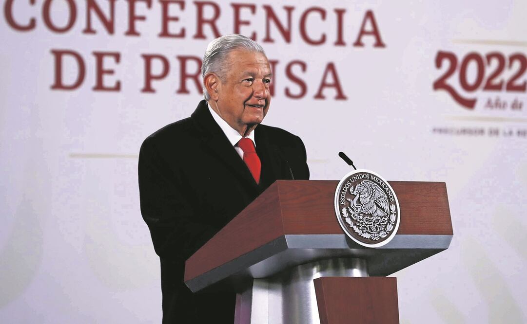 El presidente Andrés Manuel López Obrador asegura que se investiga todo lo relacionado con la suspensión de las importaciones de aguacate michoacano, y advierte que detrás hay muchos intereses económicos y políticos. Foto: Diego Simón. EL UNIVERSAL