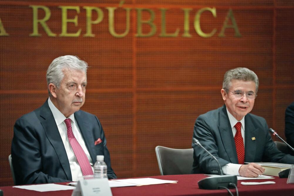 Ricardo Ampudia, acompañado por el senador Enrique Burgos (PRI), durante la presentación del libro. En el texto, el autor urge a impulsar al turismo. (JUAN CARLOS REYES. EL UNIVERSAL)