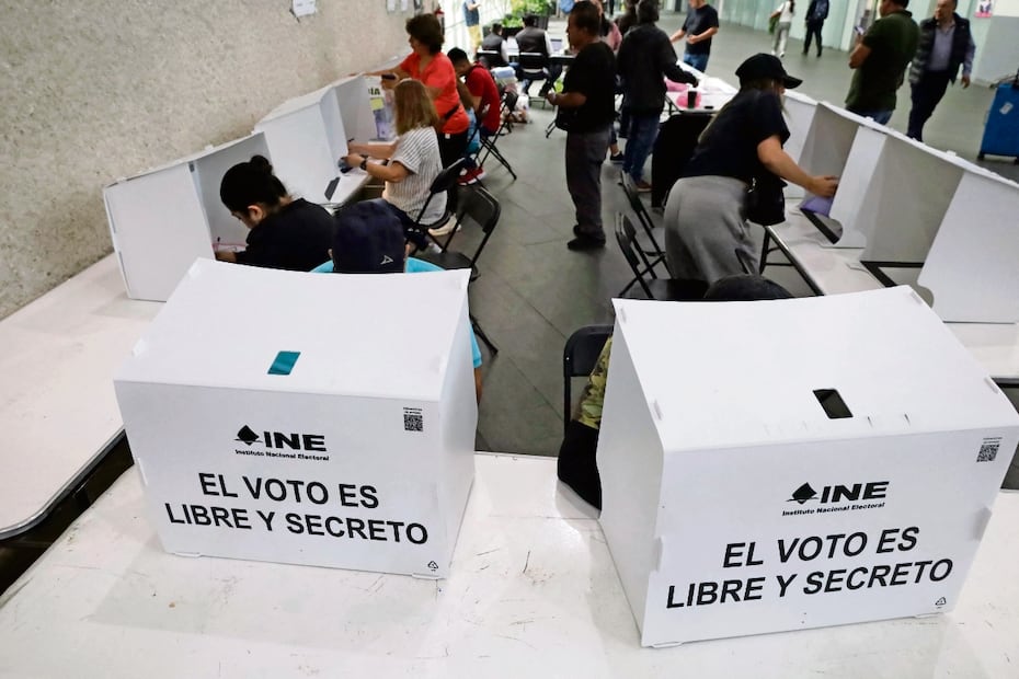 Mexicanos, en los centros de votación especiales del Aeropuerto Internacional de la Ciudad de México para emitir su voto el 1 de junio de 2025. Foto: Gerardo Vieyra/ AFP