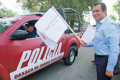 Oaxaqueños estrenan patrullas... ¿pintadas de la 4T?