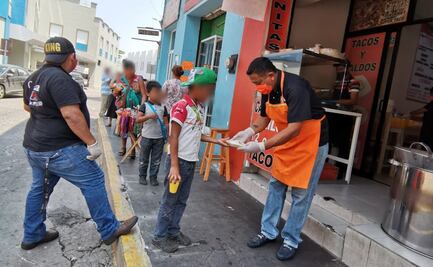 Regala carnitas a vendedores ambulantes afectados por el Covid-19 en Tabasco