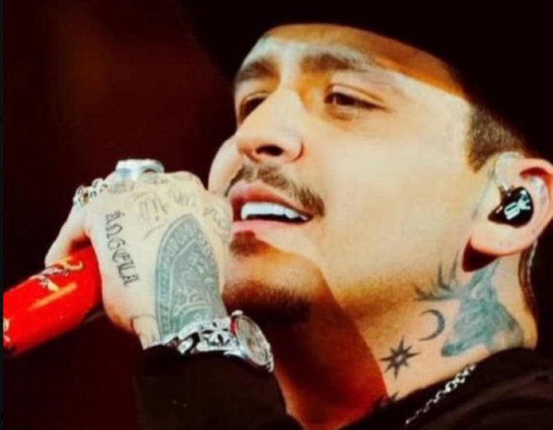 Christian Nodal se tatúa en la mano el nombre de su esposa Ángela Aguilar.