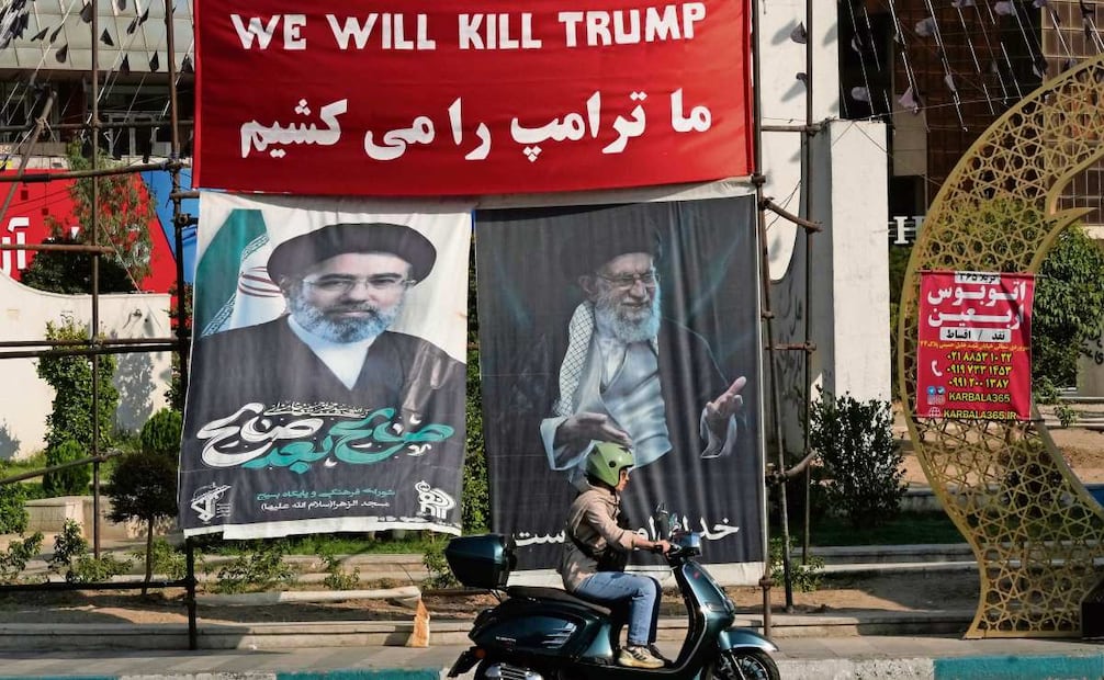 n motocilista junto a una pancarta con la inscripción en inglés y farsi
“Mataremos a Trump”, en una plaza de Teherán, el 10 de agosto pasado. Foto: AP / Vahid Salemi