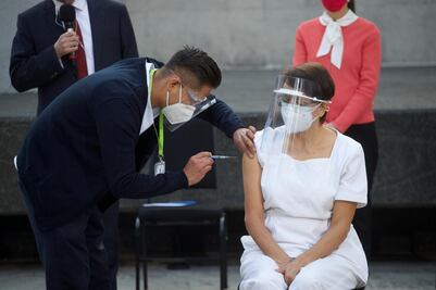Aplican la primera vacuna contra Covid-19 en México