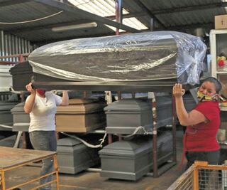 Demanda de féretros vacía las bodegas
