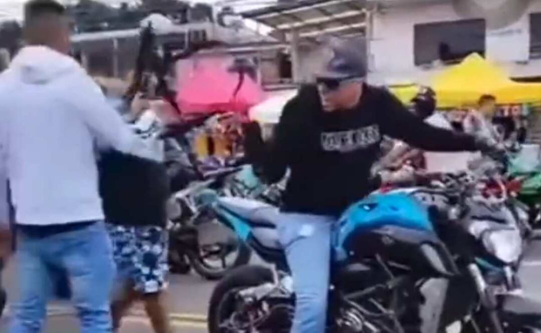 “Relax flaco, relax”, se alcanza a escuchar en el video, pero a medida que el joven camina con el arma en la mano, otros motociclistas comienzan a retirarse de la zona. Foto: Captura de pantalla