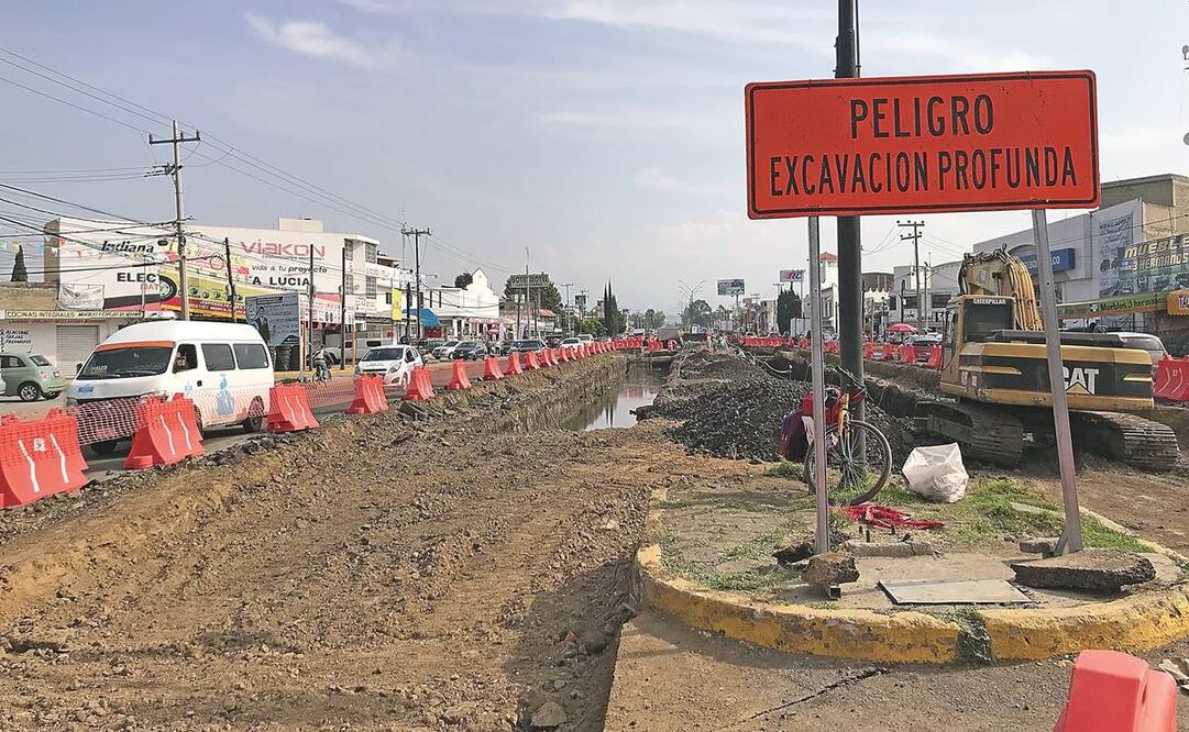 En el bulevar Cuauhtémoc, en la entrada principal al municipio en su entronque con la México-Cuautla, se iniciaron excavaciones profundas. Foto: Emilio Fernández/ EL UNIVERSAL