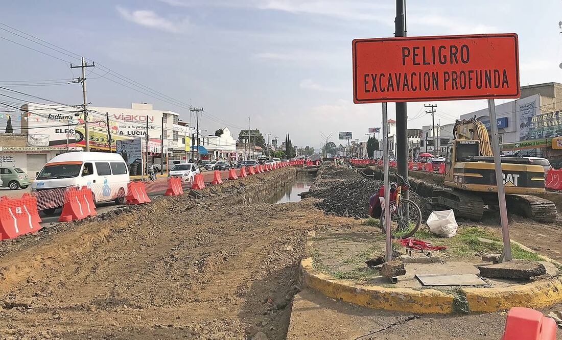 En el bulevar Cuauhtémoc, en la entrada principal al municipio en su entronque con la México-Cuautla, se iniciaron excavaciones profundas. Foto: Emilio Fernández/ EL UNIVERSAL