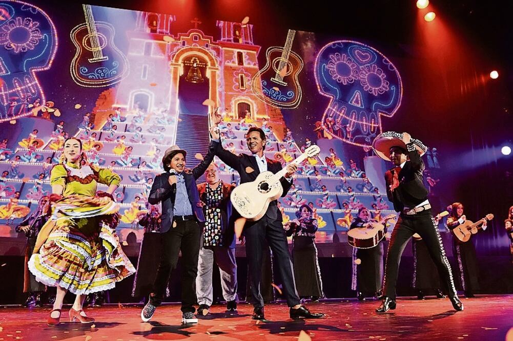 La convención D23 culminó con bailarines de música regional sobre el escenario. (DISNEY)