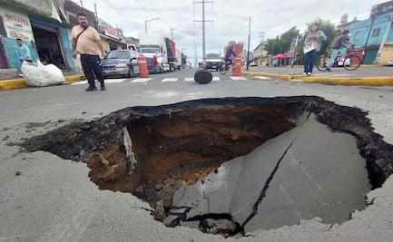 Socavón causa alarma en Iztapalapa;   personal de Protección Civil ya atienden la emergencia 