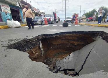 Socavón causa alarma en Iztapalapa; personal de Protección Civil ya atienden la emergencia