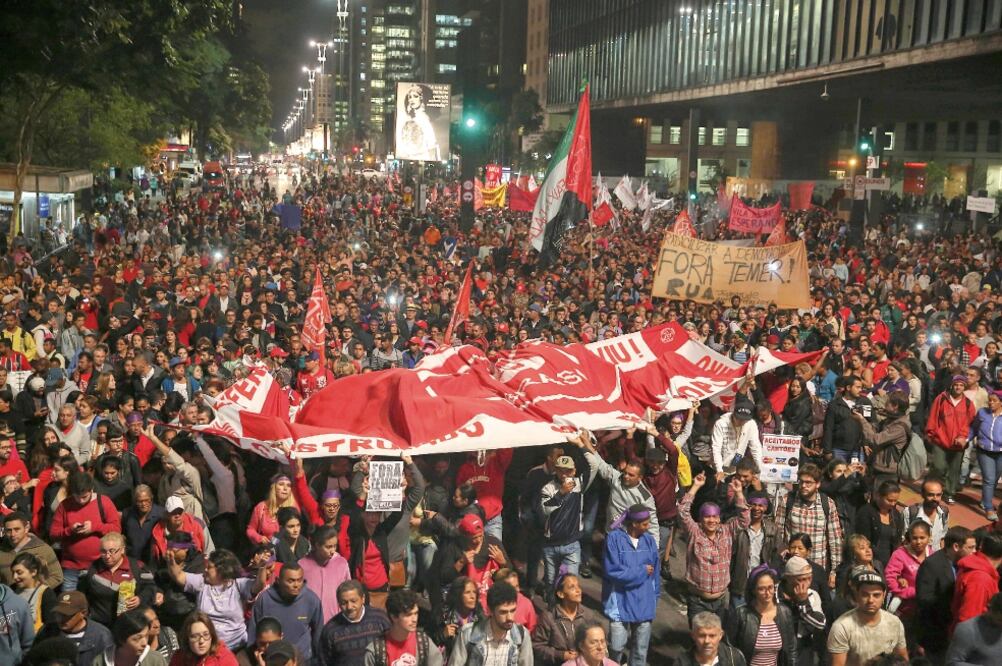 Militantes del Movimiento de los Trabajadores Sin Techo (MTST) protestaron ayer durante un acto de apoyo a Rousseff, tras ser suspendida del cargo, frente a la sede de la Federación de Industrias del Estado de Sao Paulo (Fiesp) (SEBASTIAO MOREIRA. EFE)