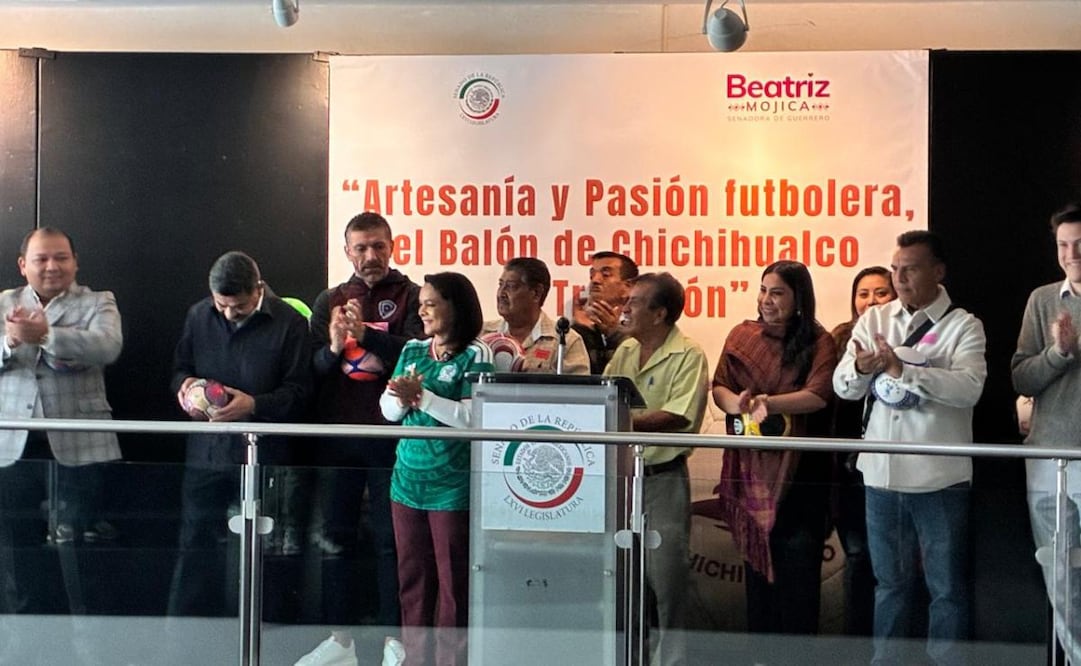 Productores y artesanos indígenas de Guerrero presentaron una exposición de balones hechos a manos en el Senado (18/03/26). Foto: Especial