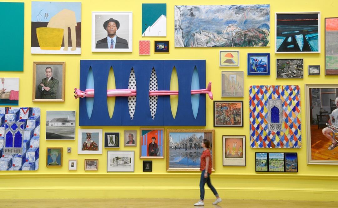 Una mujer recorre una de las salas durante la presentación a la prensa de la Exposición de Verano del museo Royal Academy of Arts de Londres. Foto: EFE