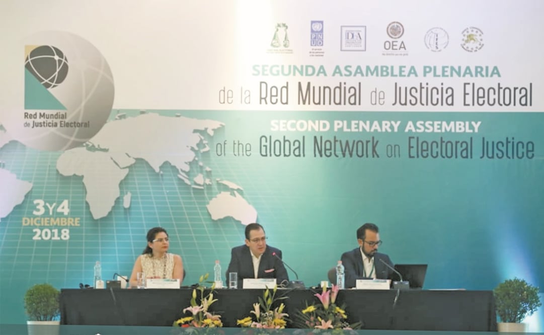 Durante la Segunda Asamblea de la Red Mundial de Justicia Electoral, en Cancún, Quintana Roo, el magistrado José Luis Vargas Valdez (centro) aseguró que debe prevalecer la independencia del Poder Judicial. Foto: TOMADA DE TWITTER