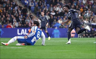 Vinícius anota doblete y Real Madrid retrasa el título del Barcelona en La Liga