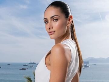 Renata Notni muestra cómo llevar los cómodos baggy jeans en verano