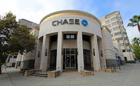 FBI rescata a rehenes tras abatir a hombre que se atrincheró en banco de California; enfrentamiento duró 12 horas