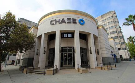 FBI rescata a rehenes tras abatir a hombre que se atrincheró en banco de California; enfrentamiento duró 12 horas