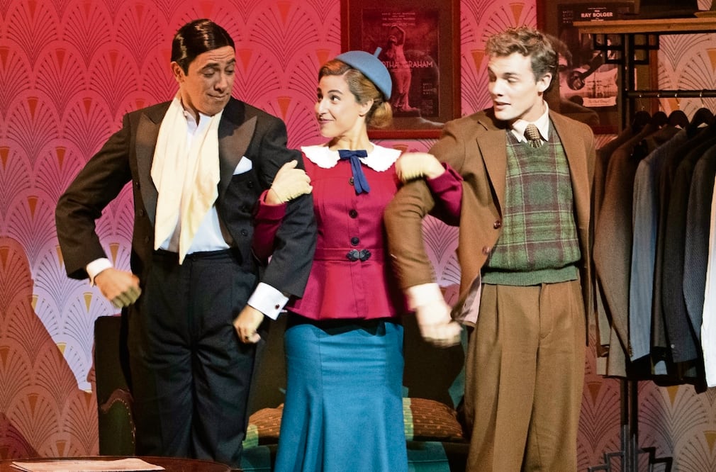 Oscar Lajad como Carlos Gardel, Antonella Misenti como maestra, y Pablo Turturiello como el cantante estadounidense Frank Sinatra. Foto: Disney