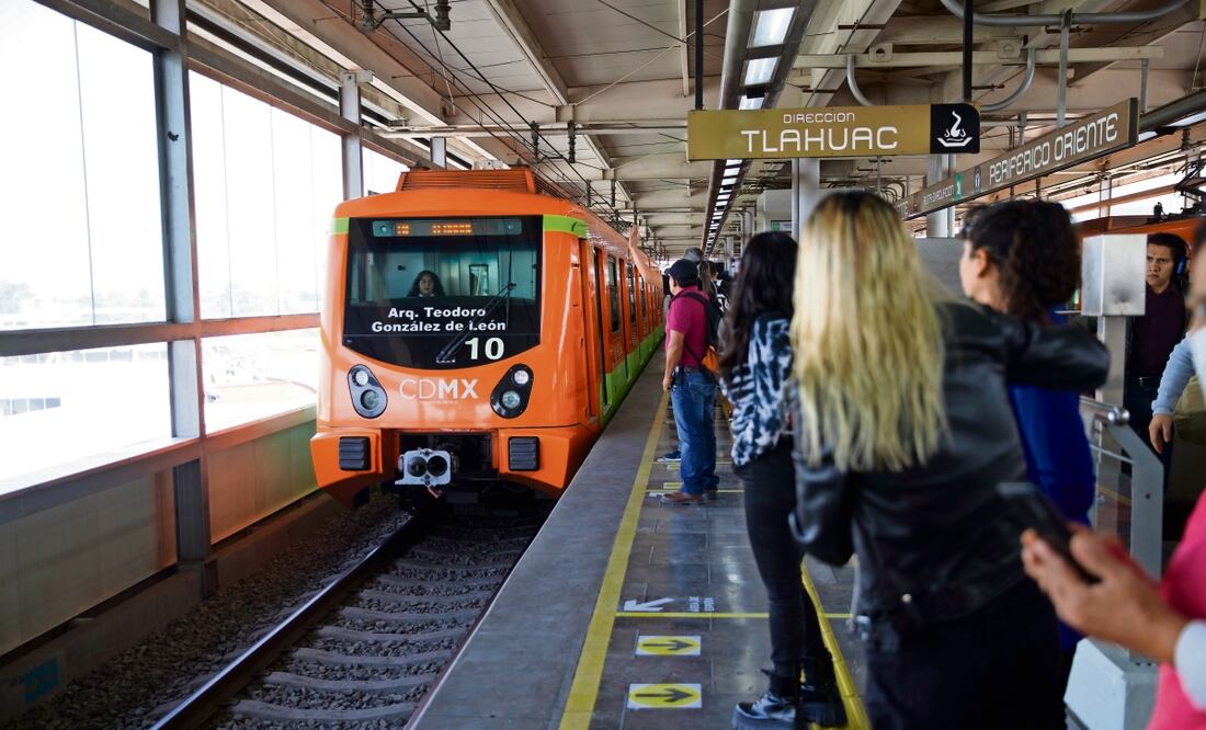 Los trenes de la Línea Dorada, que fueron exclusivamente construidos para esta ruta volvieron a rodar. Foto: Germán Espinosa / El Universal