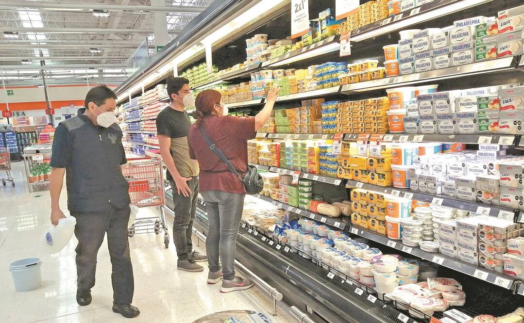 Los quesos que la Profeco solicitó no vender, aún seguían exhibiéndose en supermercados. Foto: CARLOS MEJÍA. EL UNIVERSAL