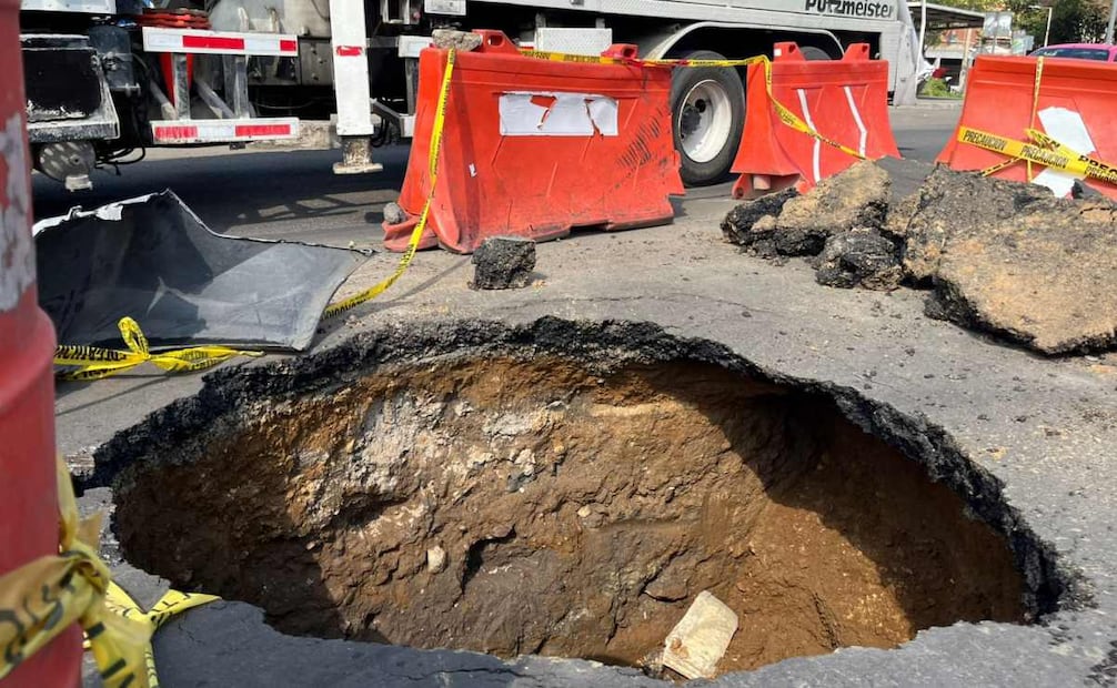 El socavón se originó por una fractura del piso con un cajón de concreto.(14/08/25) Foto: Rafael García