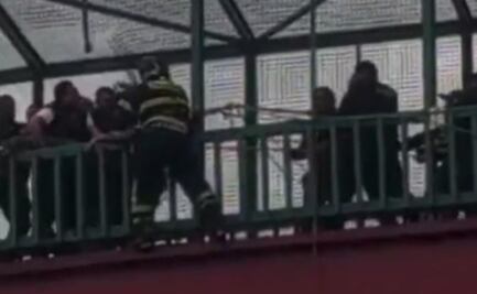 Hombre intenta saltar de puente peatonal en Calzada Ignacio Zaragoza; termina apuñalándose