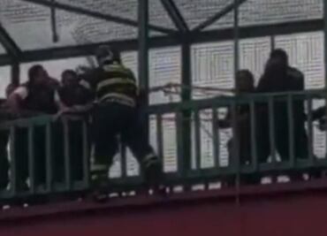Hombre intenta saltar de puente peatonal en Calzada Ignacio Zaragoza; termina apuñalándose