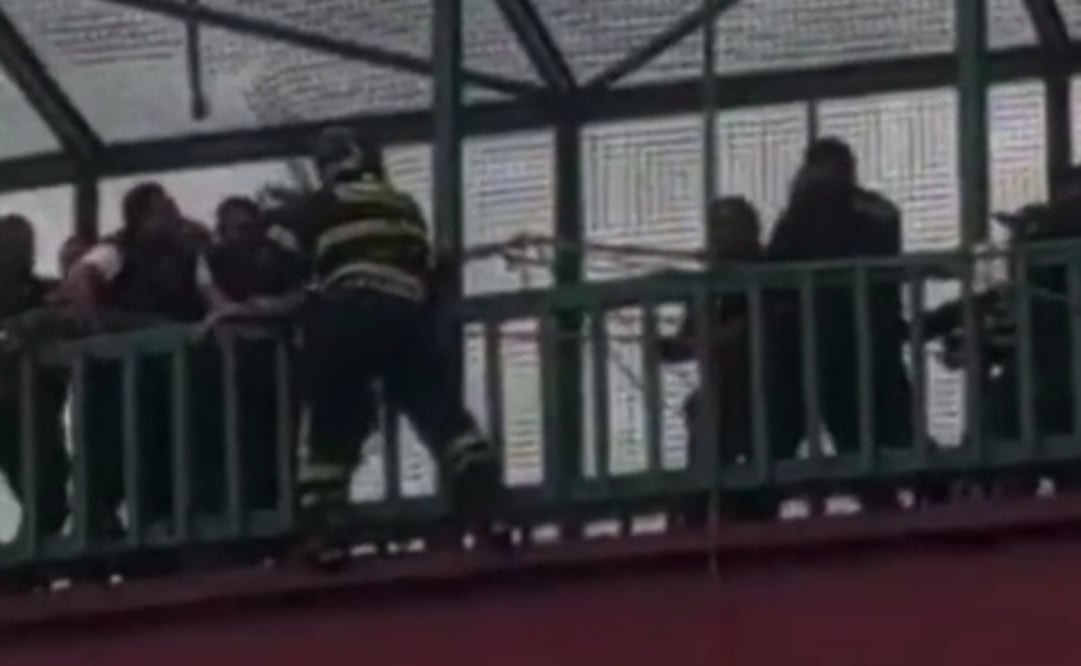 Policía intentó evitar que hombre saltara de puente en Iztapalapa (02/07/2025). Foto: Especial